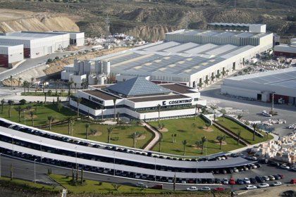 Cosentino abre la mayor fábrica de piedra ultracompacta del mundo con 120 millones de inversión
