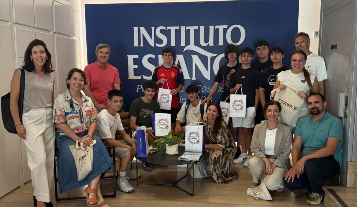 Los ganadores de la IX Edición de I´M Growlaber visitan Instituto Español, Prolongo e Ybarra como parte de su premio. Los ganadores de la IX Edición de I´M Growlaber visitan Instituto Español, Prolongo e Ybarra como parte de su premio.