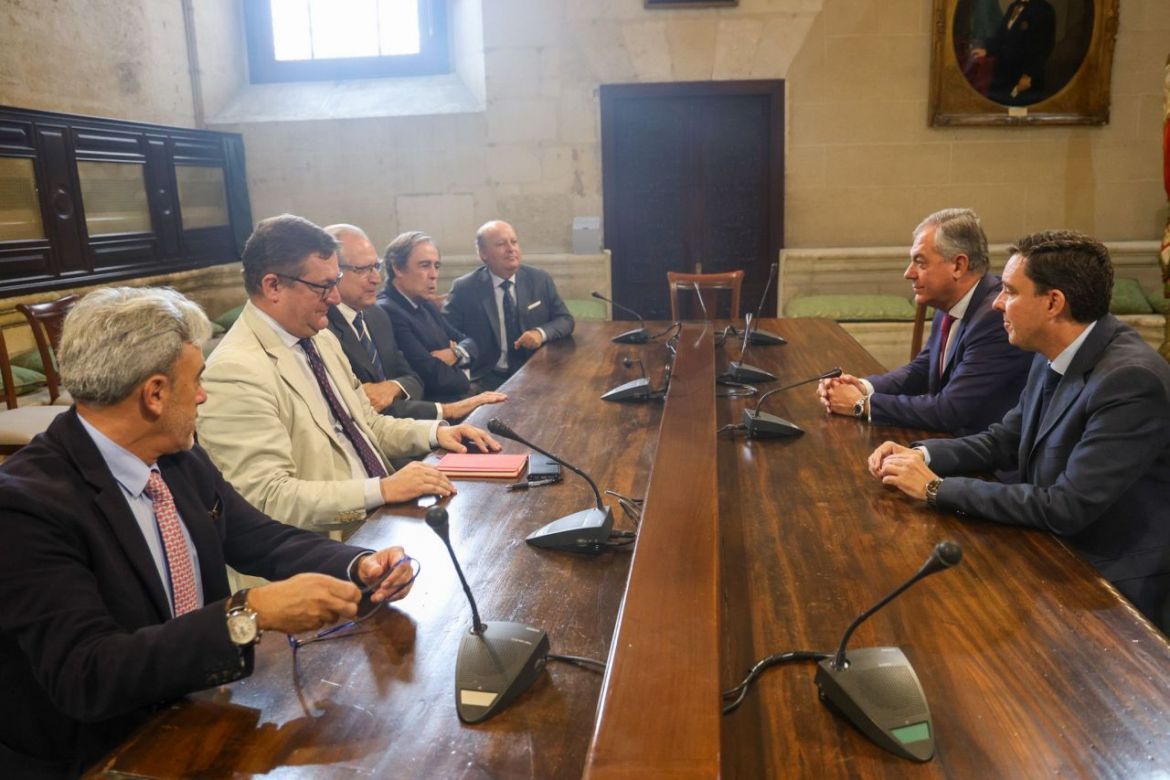 El alcalde de Sevilla se reúne con la Junta Directiva de CESUR