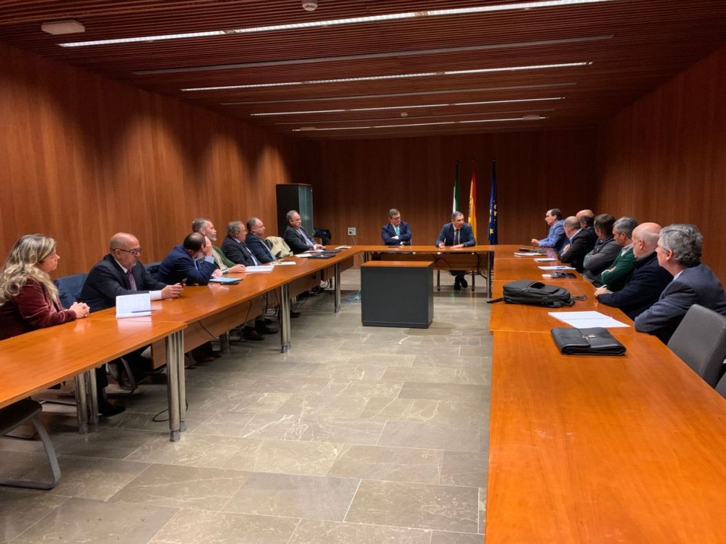 El secretario general de agua de Andalucía aborda los problemas de la gestión de los recursos hídricos con las comisiones de trabajo de CESUR